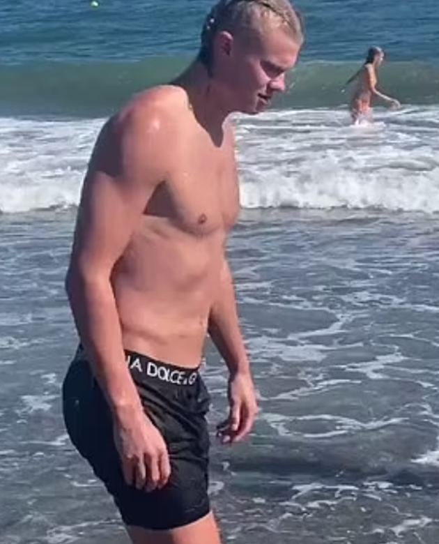 Haaland join in their kickabout on the beach in Marbella - Bóng Đá