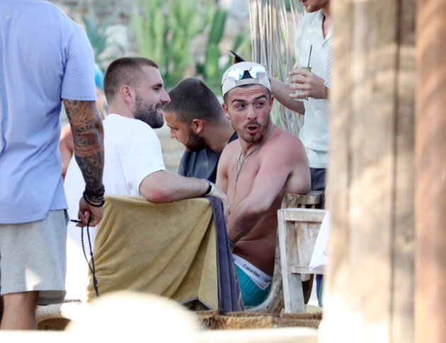 Luke Shaw and Jack Grealish relax by pool at exclusive Mykonos - Bóng Đá