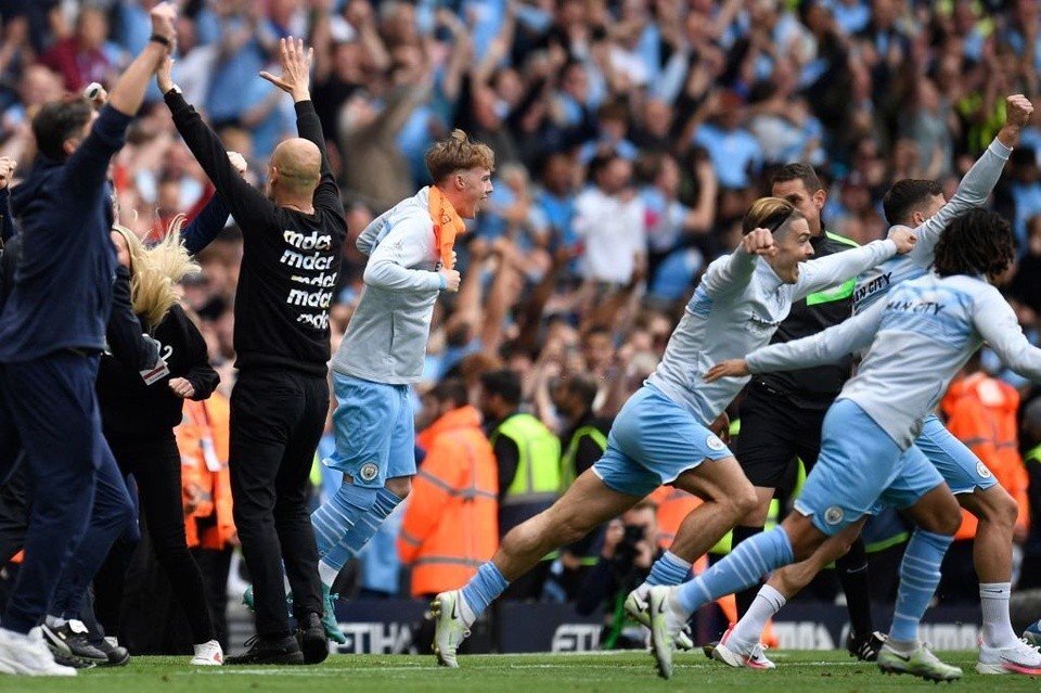 CĐV Man City quậy tưng bừng tại Etihad trong ngày vô địch - Bóng Đá