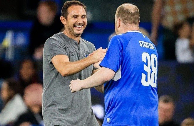 Lampard tung CĐV vào sân đá penalty cho Everton - Bóng Đá