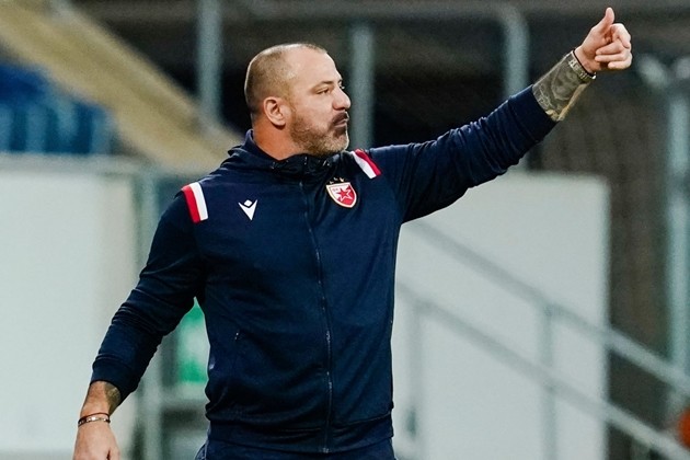 CHOÁNG! Nhận thẻ đỏ, huyền thoại Inter vẫn trực tiếp chỉ đạo các học trò - Bóng Đá