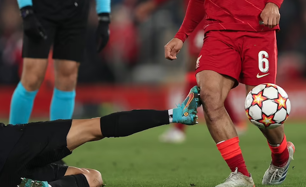 Cô vợ nóng bỏng của Fabinho lên tiếng sau cú vào bóng của Sanchez - Bóng Đá