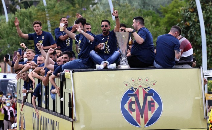 Hạ M.U, Villarreal diễu hành ăn mừng ngôi vương hoành tráng - Bóng Đá