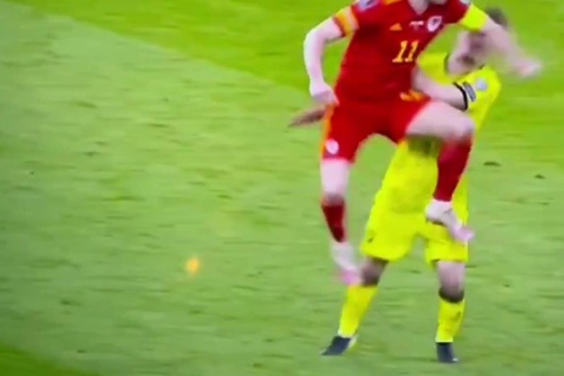 Gareth Bale lands elbow on Ondrej Kudela – the man accused of racially abusing Rangers star Glen Kamara - Bóng Đá