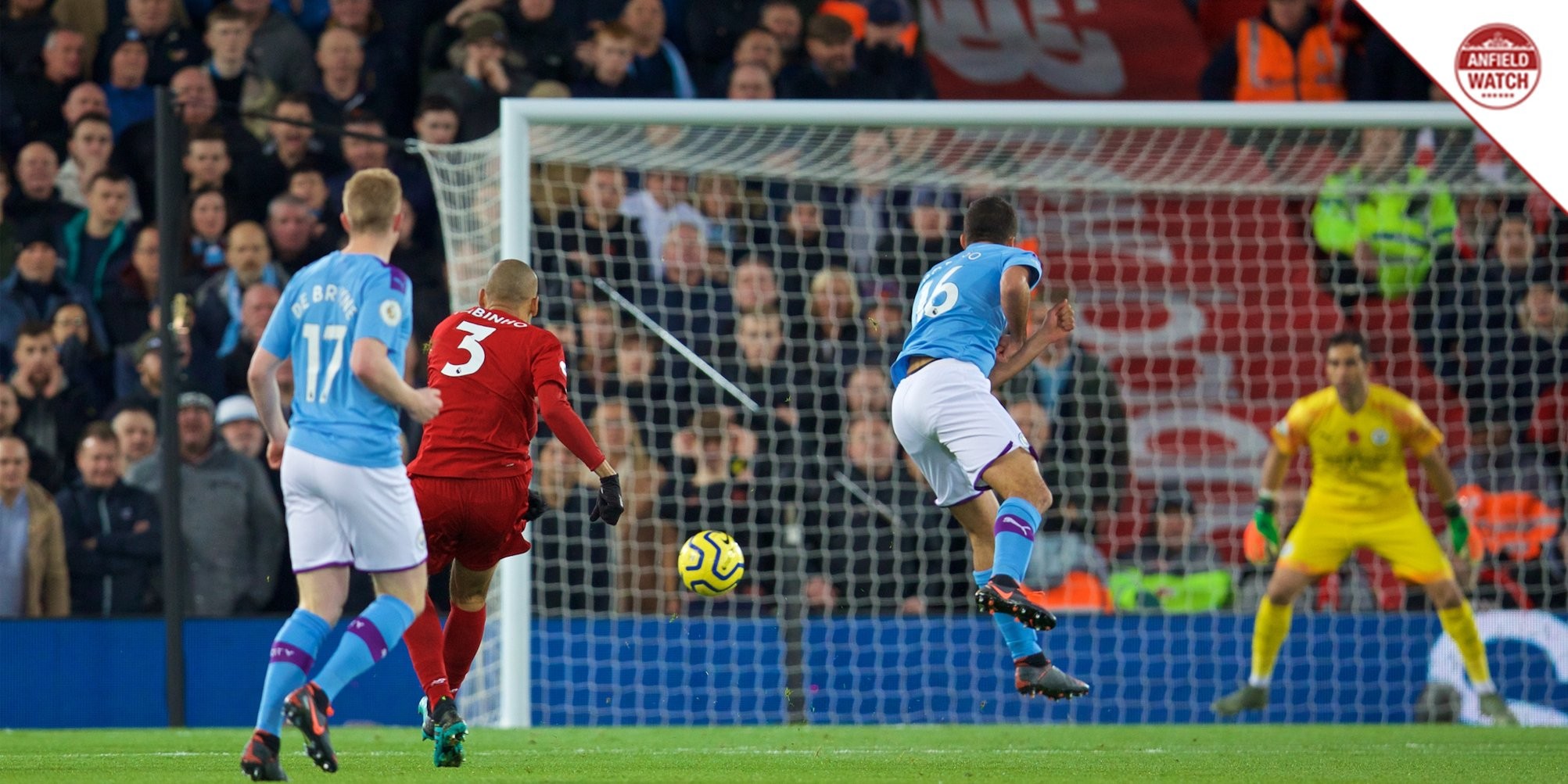 2 vệ sỹ hộ tống Ronaldo đến sân tập - Bóng Đá