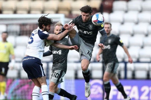 Preston 1-0 Sheffield Wednesday: Darnell Fisher grabs Callum Paterson's private parts during game - Bóng Đá
