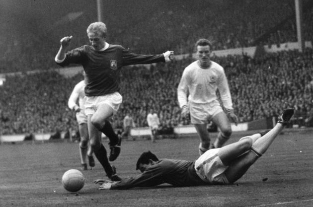 Từ Schmeichel đến Tevez: 7 cái tên từng khoác áo Man Utd và Man City - Bóng Đá