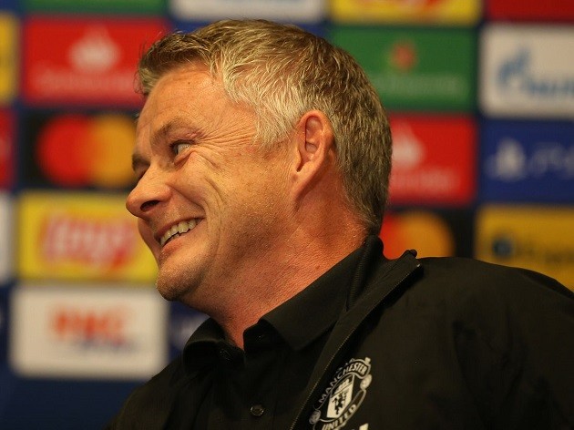 Man United fans are loving clip of Bruno Fernandes snapping at Alex Telles in training drill - Bóng Đá