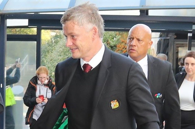 Ảnh Man Utd lên máy bay sang Partizan Belgrade - Bóng Đá