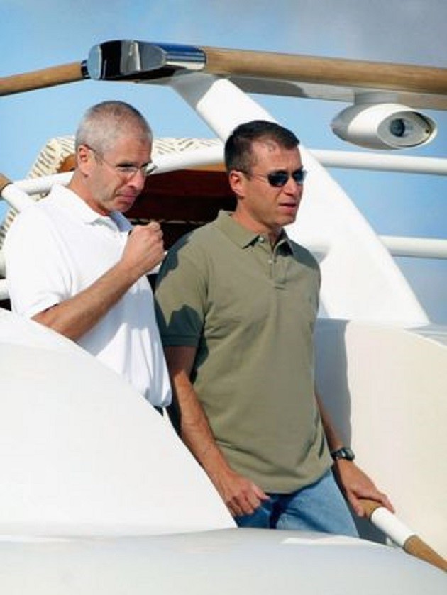 Roman Abramovich's £430m superyacht targeted by activists before fleeing to safety - Bóng Đá