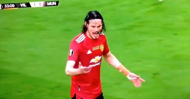 Man Utd fans spot Edinson Cavani's furious touchline row with Ole Gunnar Solskjaer - Bóng Đá