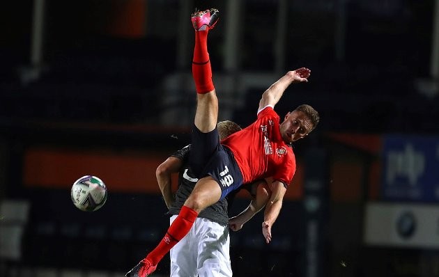 Quả penalty bước ngoặt, Man Utd thắng giòn giã Luton - Bóng Đá