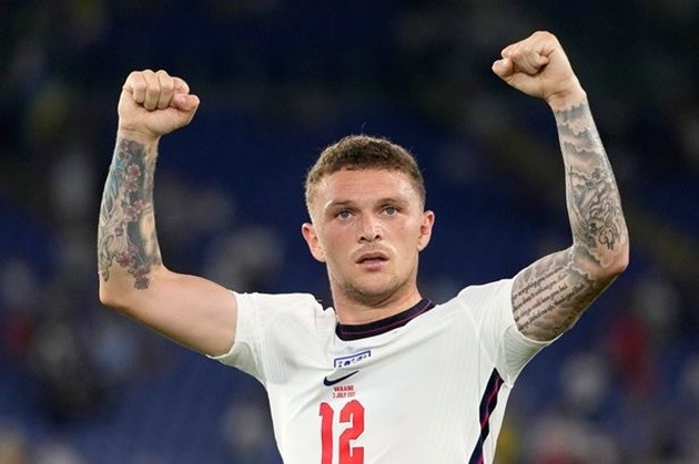 Kieran Trippier kisses wife Charlotte - Bóng Đá