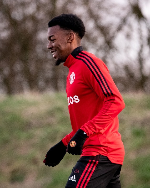 Arsenal fans HANG EFFIGY and call on Stan Kroenke to quit as thousands protest outside Emirates as police intervene - Bóng Đá