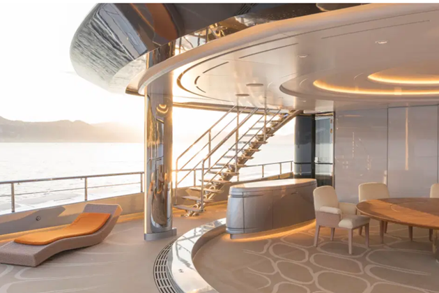 Inside Tottenham billionaire owner Joe Lewis’ £113m superyacht complete with a full sized tennis court - Bóng Đá