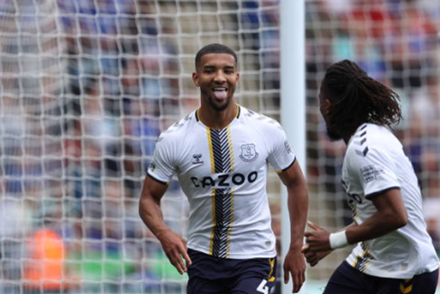 Lập chiến công, hai mỹ nhân vây lấy công thần Newcastle - Bóng Đá