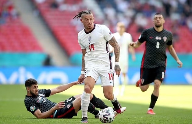 Arsenal-bound Ben White relaxes on yacht with England star Kalvin Phillips on well-earned Mykonos break after Euro 2020 - Bóng Đá