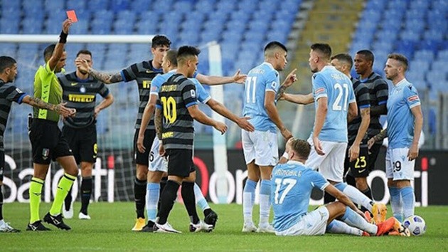 Ivan Rakitic strips down to just his underwear on pitch - Bóng Đá