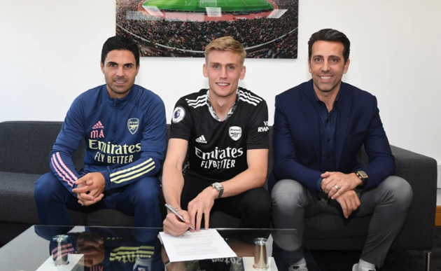 rsenal new signing Alex Runarsson became keeper because of burst appendix, has glamorous Wag and donates to Common Goal - Bóng Đá