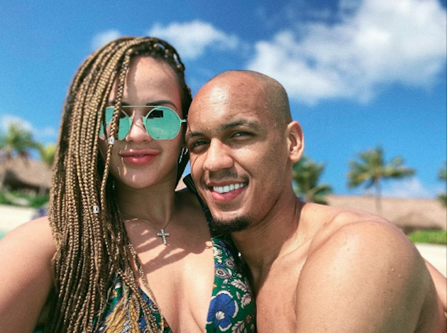 Cô vợ nóng bỏng của Fabinho lên tiếng sau cú vào bóng của Sanchez - Bóng Đá