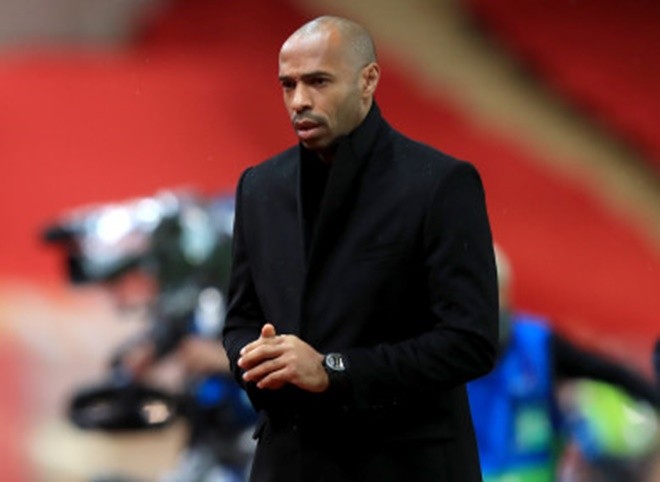 Thierry Henry hugs fans and poses for selfies at Montreal airport as Arsenal legend arrives in Canada for manager job - Bóng Đá