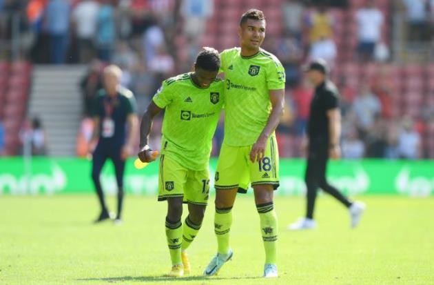 Bài ảnh- Casemiro bị xỏ háng sau 40s - Bóng Đá