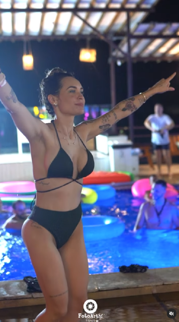 Vợ Coutinho diện bikini, quẩy cực nhiệt ở tiệc bể bơi - Bóng Đá