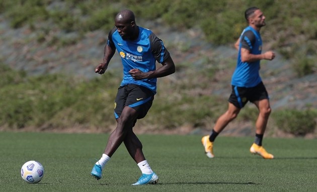 Alexis Sanchez để lộ bắp chân cực khủng trên sân tập của Inter Milan - Bóng Đá