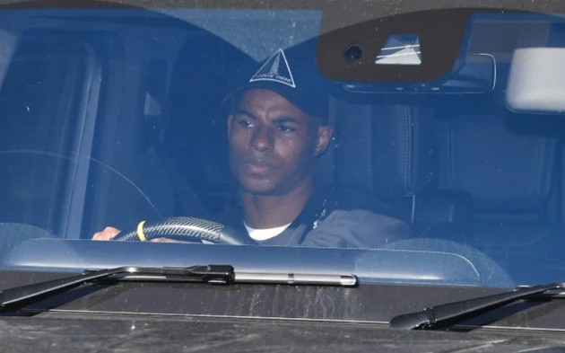 2 vệ sỹ hộ tống Ronaldo đến sân tập - Bóng Đá