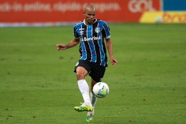 Arsenal thâu tóm cùng lúc 3 