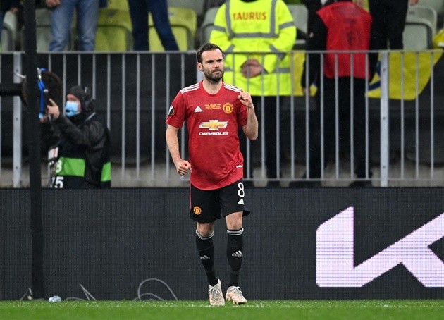 Juan Mata will have to take a £70,000 weekly pay cut to stay at Old Trafford - Bóng Đá