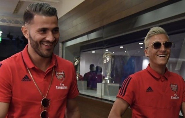 Dramatic moment Arsenal’s Sead Kolasinac lunges at blade-wielding moped thugs as they attempt to rob him and pal Ozil - Bóng Đá