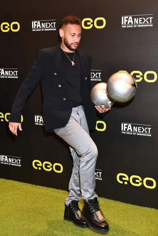 Neymar sành điệu đi sự kiện bên cạnh 