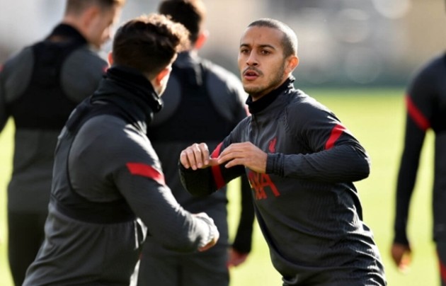 Courtois đùa nghịch với cá heo cùng vợ sắp cưới - Bóng Đá