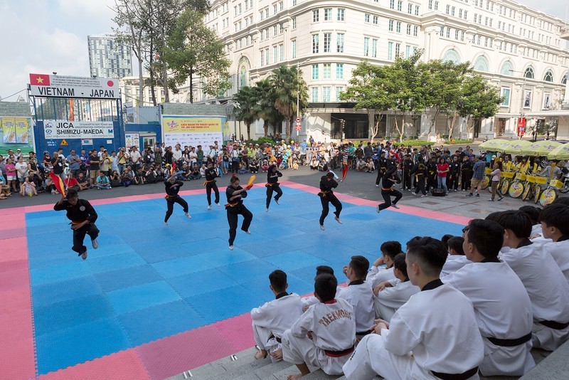 Jordi Cruyff has arrived at the Camp Nou offices to sign his contract with Barcelona - Bóng Đá