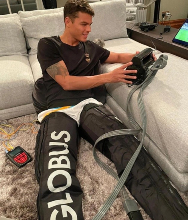 Thiago Silva watches Chelsea beat Krasnodar from home in leg recovery trousers… after family bowling trip on day off - Bóng Đá
