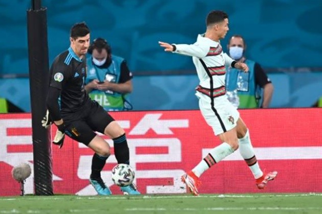 Cristiano Ronaldo vs Thibaut Courtois: Belgium star likes moment he mugged off Portugal man - Bóng Đá