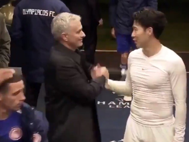 Jose Mourinho Awkwardly Left Son Heung-Min Hanging After Tottenham’s Champions League Comeback - không bắt tay - Bóng Đá