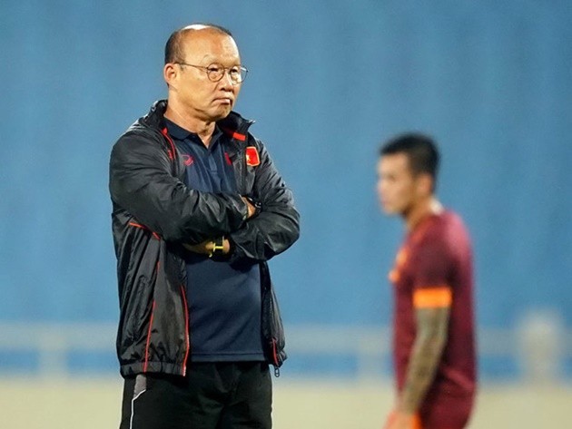 Trợ lý Sasa Todic ôm đầu vì bị đá lại pen - Bóng Đá