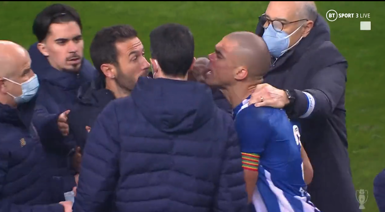 Bị đá vào đầu, đồ tể Pepe nổi máu anh hùng tả xung hữu đột - Bóng Đá