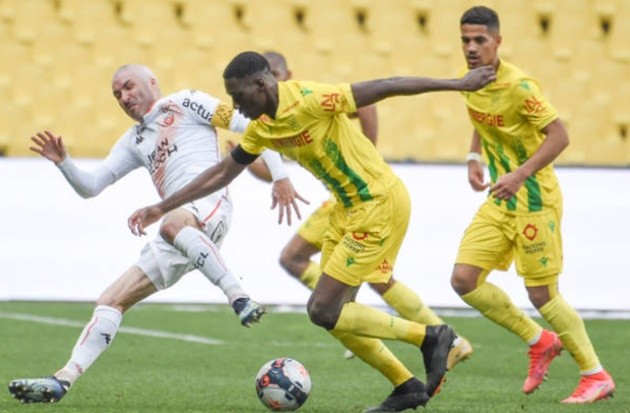 Watch Armand Lauriente score incredible long-range free-kick after picking out the top corner from 40-plus yards - Bóng Đá
