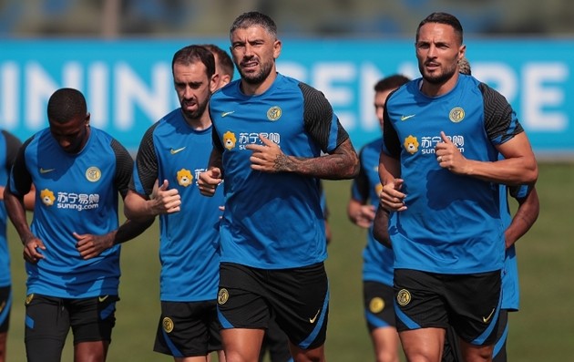 Alexis Sanchez để lộ bắp chân cực khủng trên sân tập của Inter Milan - Bóng Đá