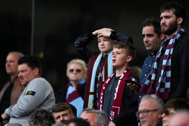 CHÍNH THỨC! Đội thứ 3 rớt hạng Premier League - Bóng Đá