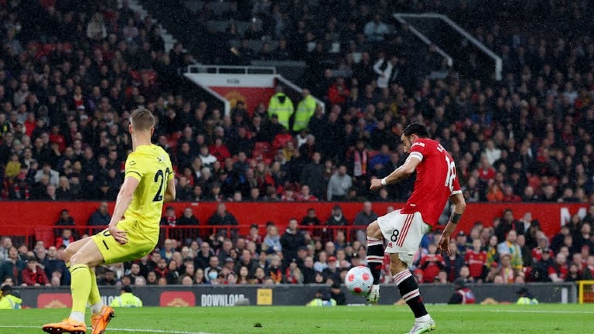 Ronaldo xô McTominay để tiện thực hiện cú tắc bóng chất lượng - Bóng Đá