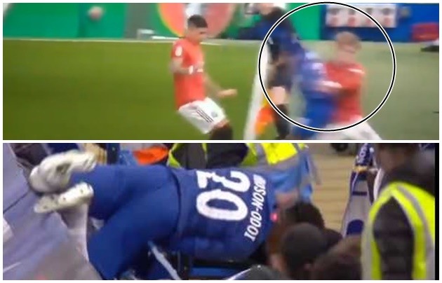 Brandon Williams kéo ngã Hudson-Odoi - Bóng Đá