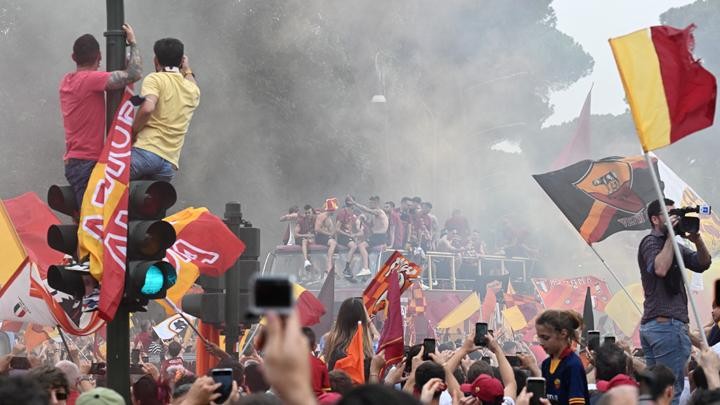 Jose Mourinho ấm lòng khi được biển người ở Rome chào đón - Bóng Đá