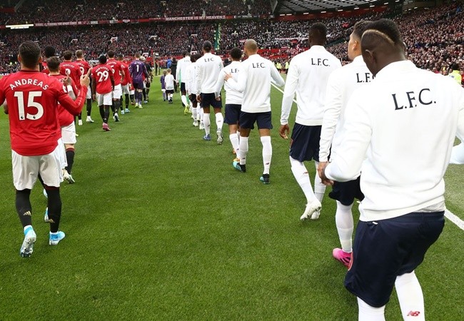 10 hình ảnh đẹp nhất vòng 9 EPL: 'Máu lửa' derby; Xúc động với Leicester - Bóng Đá