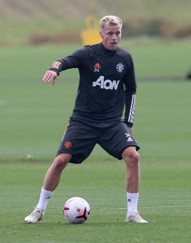 De Beek mang giày rách tới sân tập - Bóng Đá