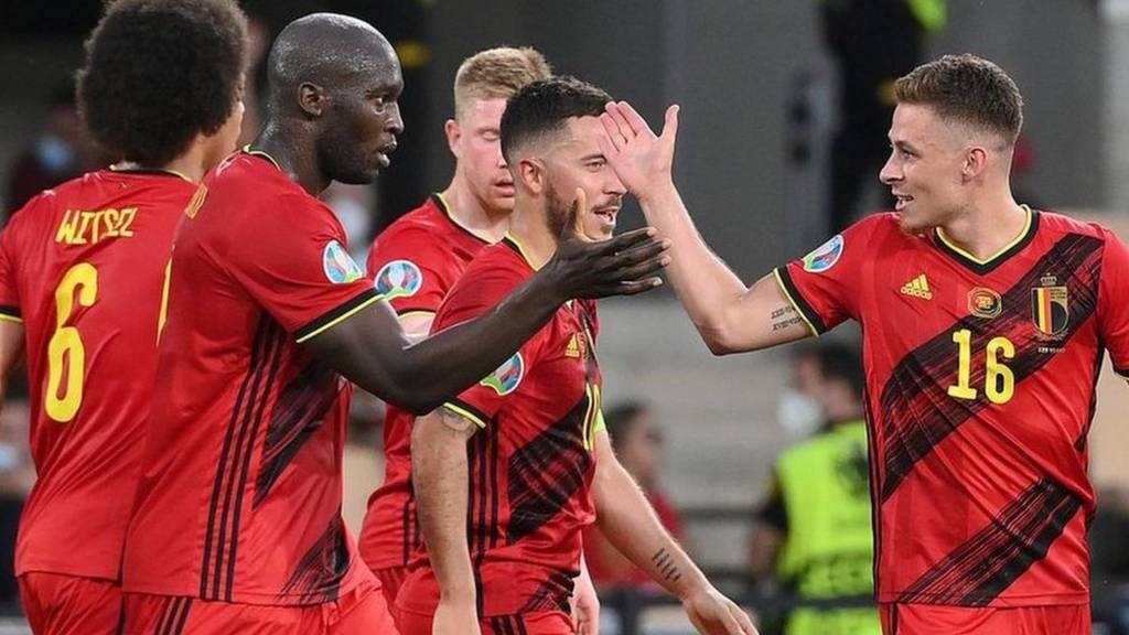 Ronaldo bất lực, ném băng đội trưởng khi BĐN bị loại - Bóng Đá