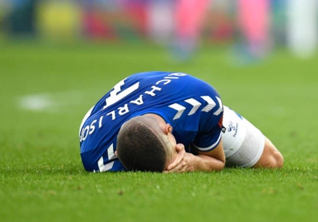 Fernandinho thúc cùi chỏ Richarlison - Bóng Đá